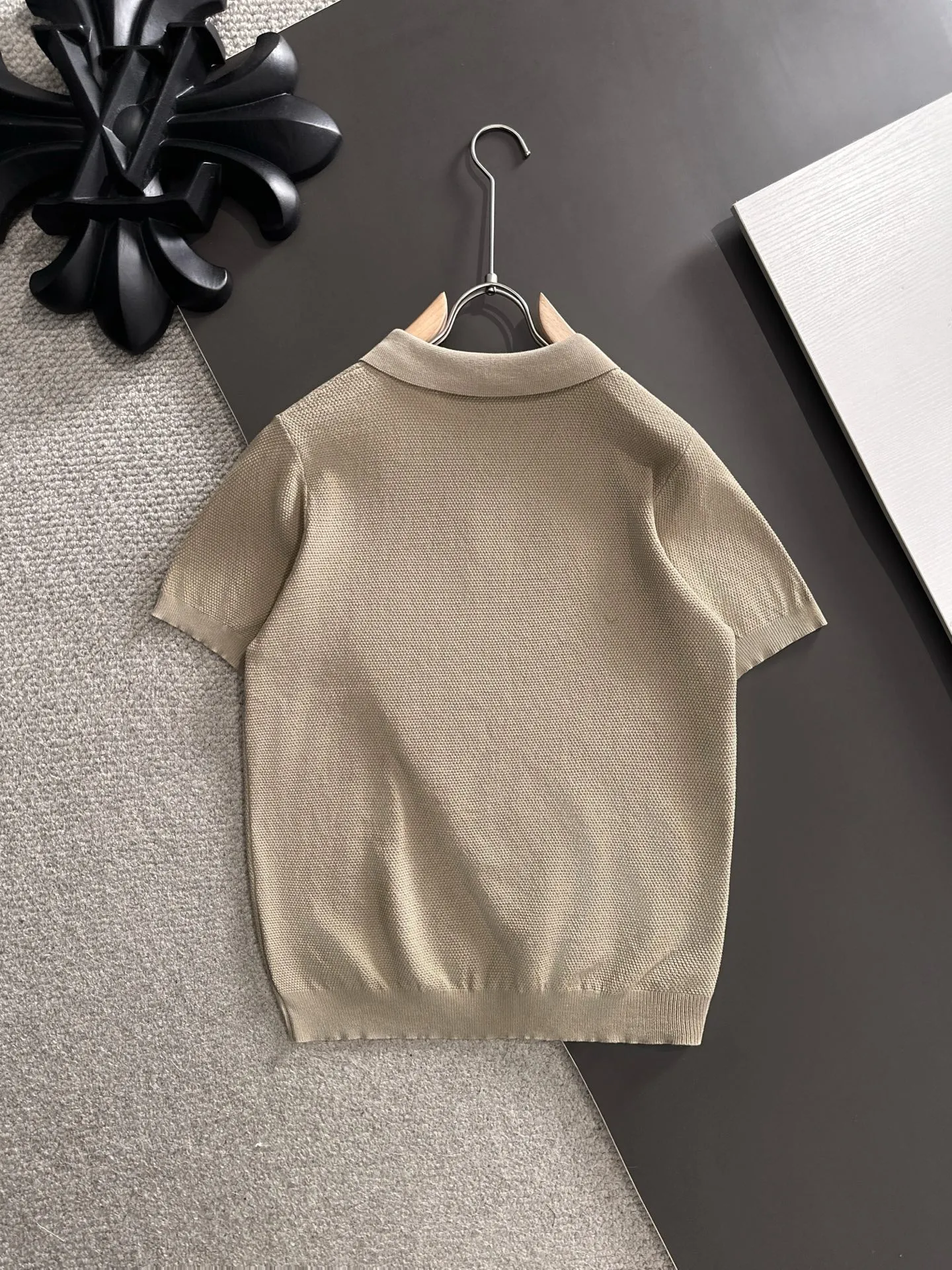 Next day shipment LP high quality Loro Piana 26ss New Arrival men's short-sleeved T-shirt Made of combed cotton yarn knitted cotton fabric, no pressure when entering and exiting the counter Exclusive control of raw materials It feels substantial when weighed, and the upper body is more textured than ordinary T-shirts. This texture can cope with the weather easily and is suitable for both hot and cold! Loose fit design, looks noble. The only correct version is available Size: M to XXXL